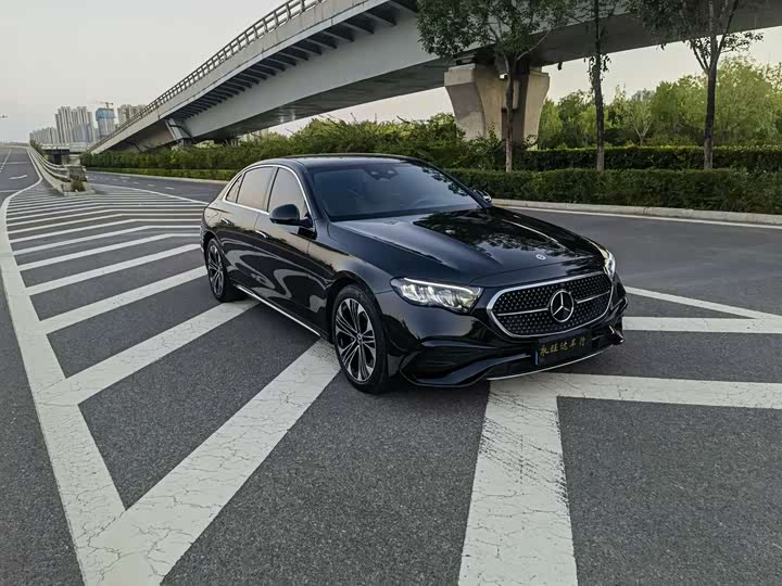 Фото 3 - Mercedes-Benz E-Class