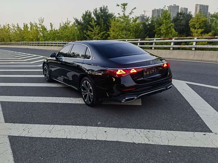 Фото 4 - Mercedes-Benz E-Class