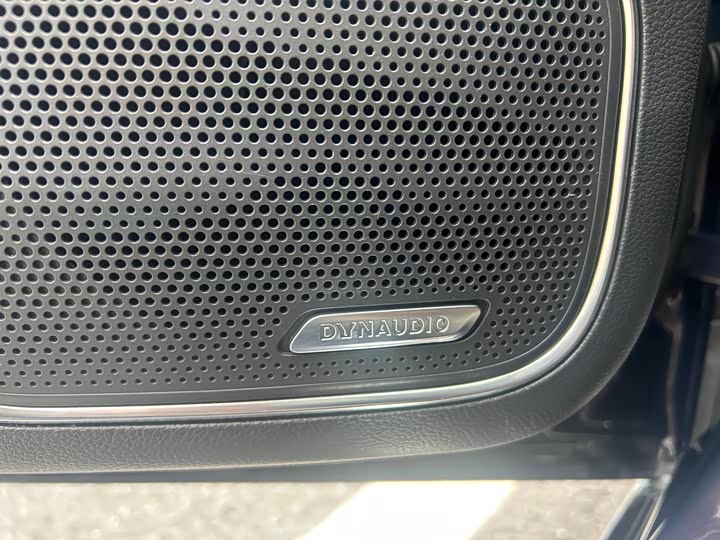 Фото 12 - Hongqi H5