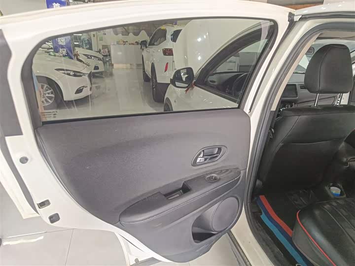 Фото 29 - Honda Vezel