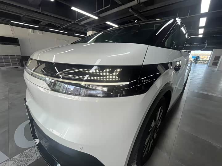 Фото 29 - Zeekr Mix