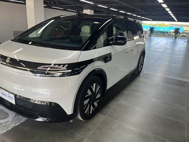 Фото 33 - Zeekr Mix