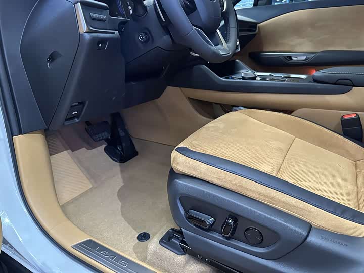 Фото 10 - Lexus RZ