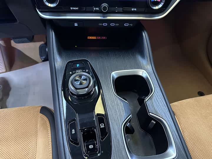 Фото 19 - Lexus RZ