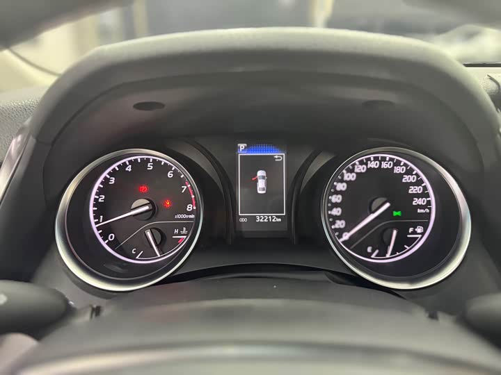 Фото 10 - Toyota Camry