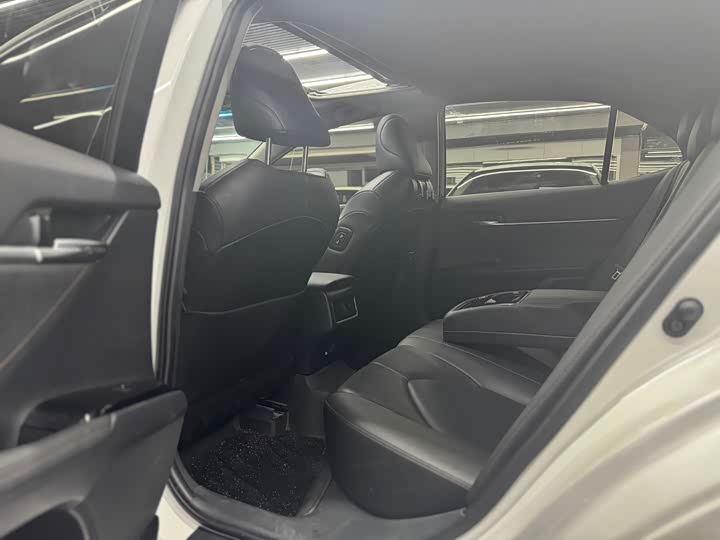 Фото 11 - Toyota Camry