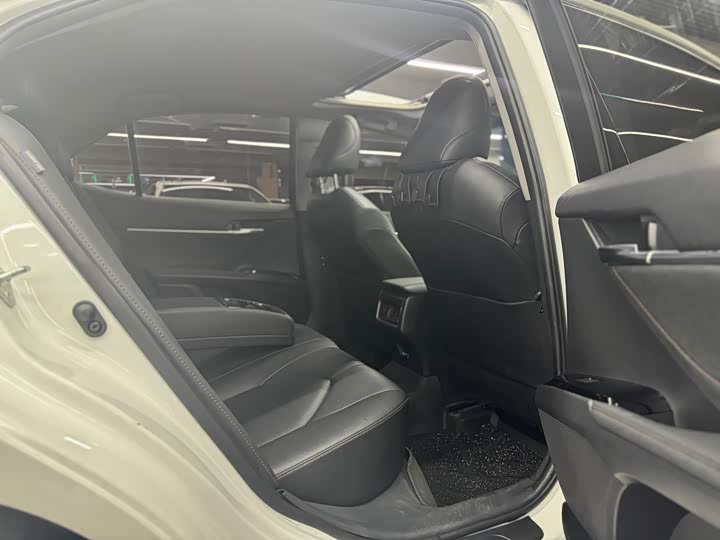 Фото 12 - Toyota Camry