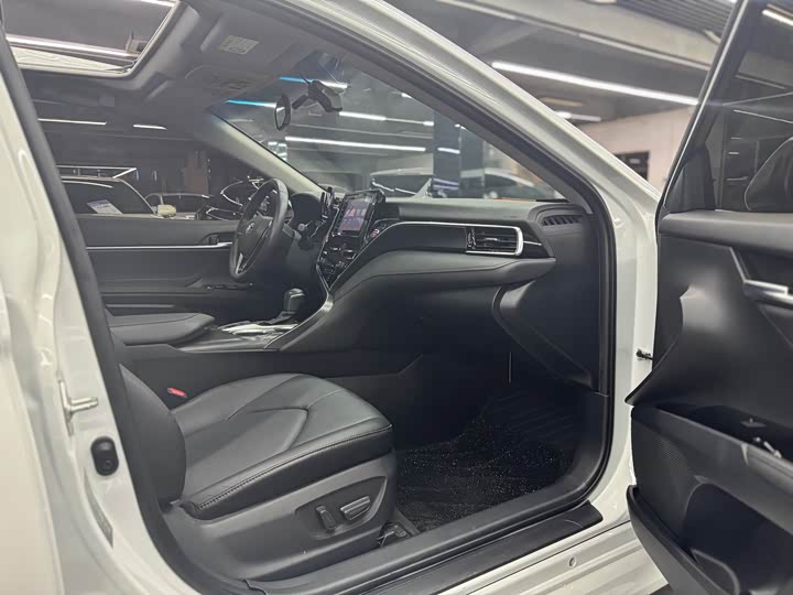 Фото 13 - Toyota Camry