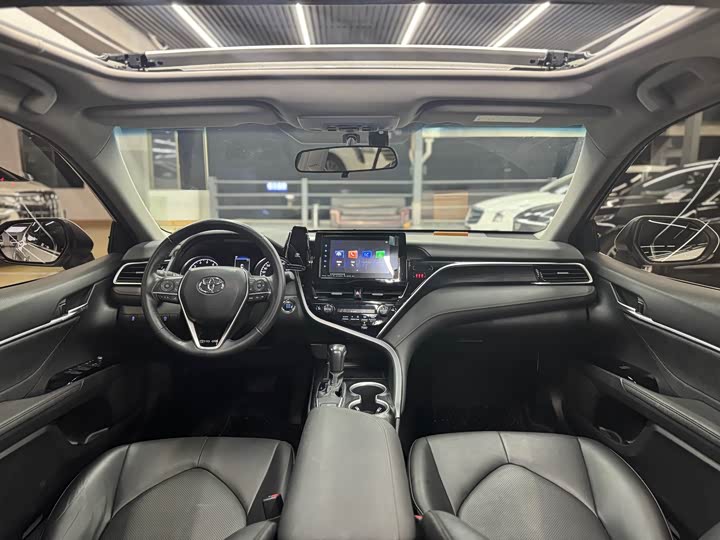 Фото 14 - Toyota Camry