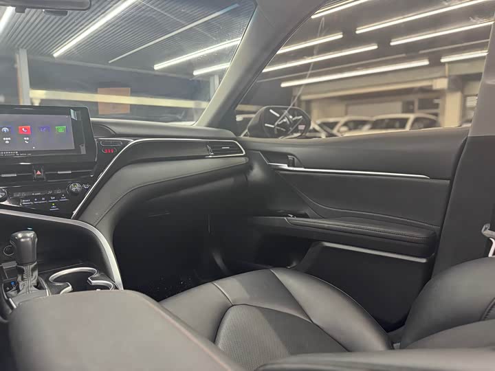 Фото 16 - Toyota Camry