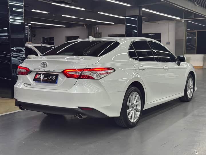 Фото 7 - Toyota Camry
