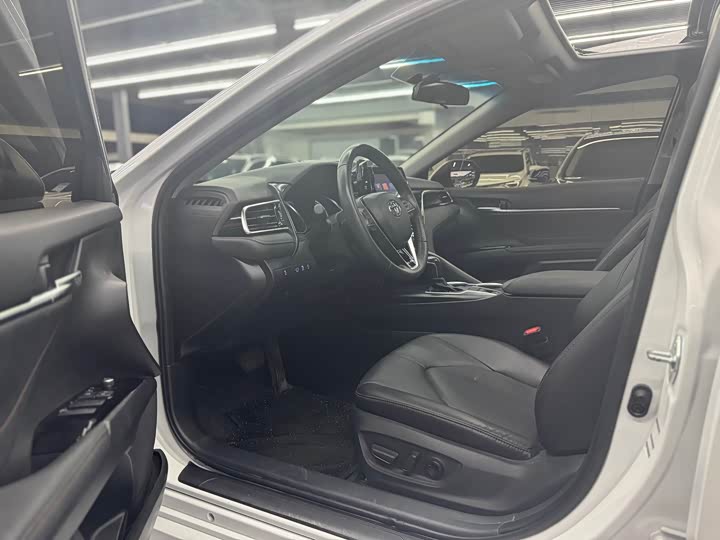 Фото 8 - Toyota Camry