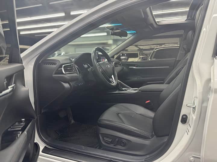 Фото 9 - Toyota Camry