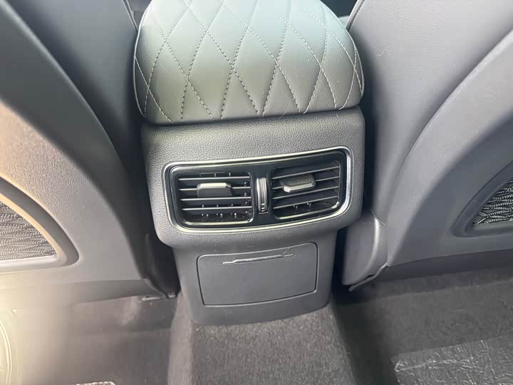 Фото 14 - Hongqi HS5