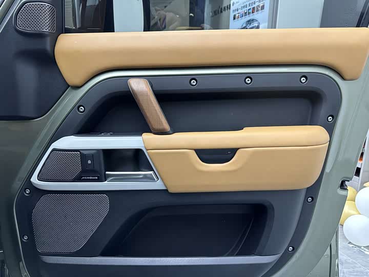 Фото 25 - Land Rover Defender