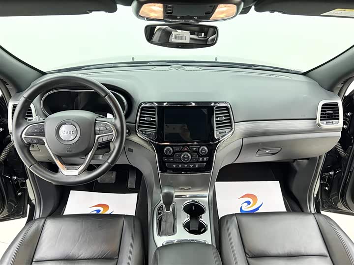 Фото 11 - Jeep Grand Cherokee