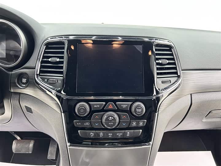 Фото 12 - Jeep Grand Cherokee