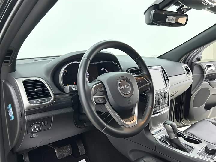 Фото 14 - Jeep Grand Cherokee