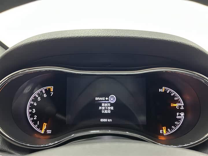 Фото 17 - Jeep Grand Cherokee