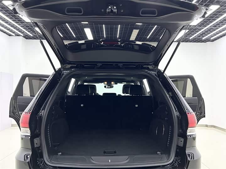 Фото 19 - Jeep Grand Cherokee