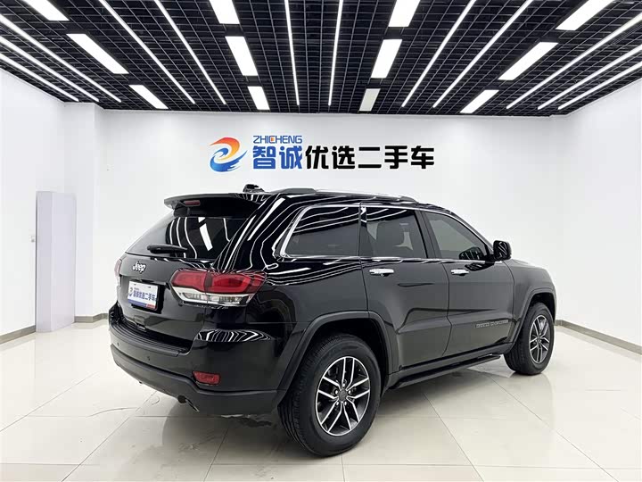 Фото 20 - Jeep Grand Cherokee