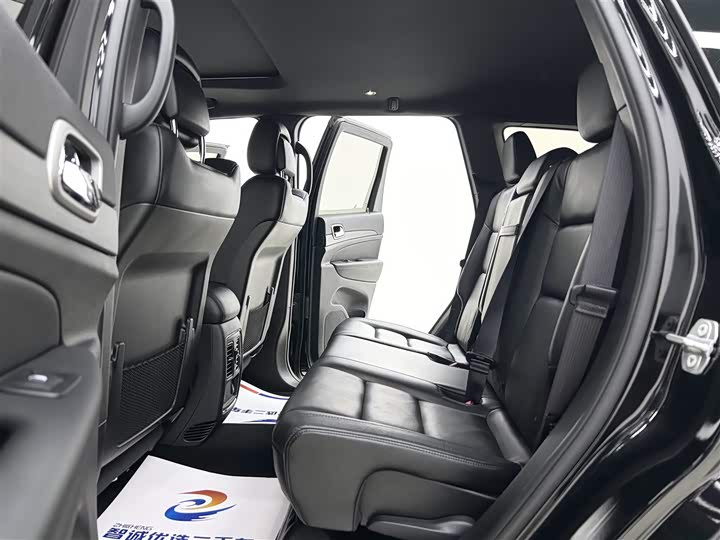 Фото 6 - Jeep Grand Cherokee