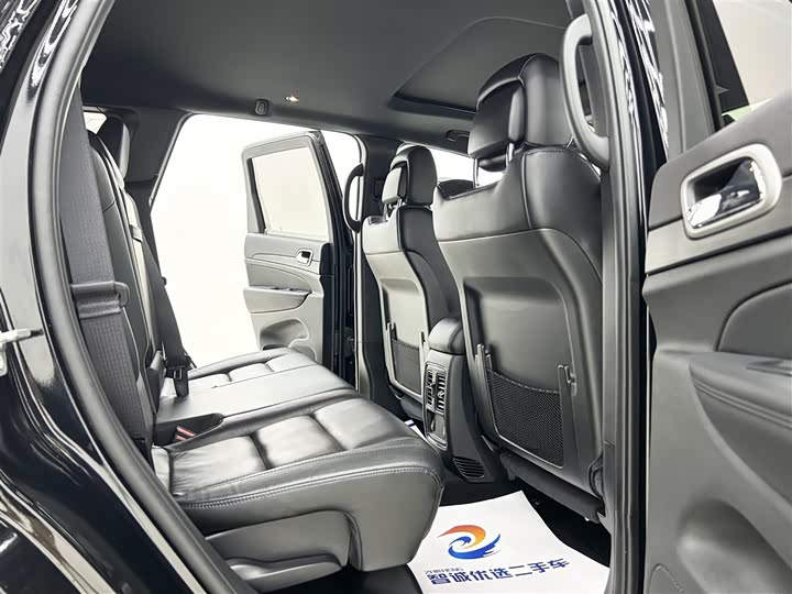 Фото 7 - Jeep Grand Cherokee