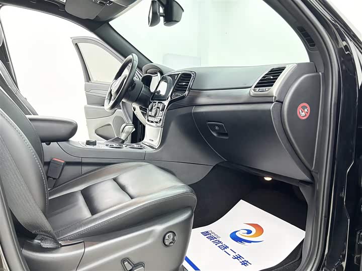 Фото 8 - Jeep Grand Cherokee