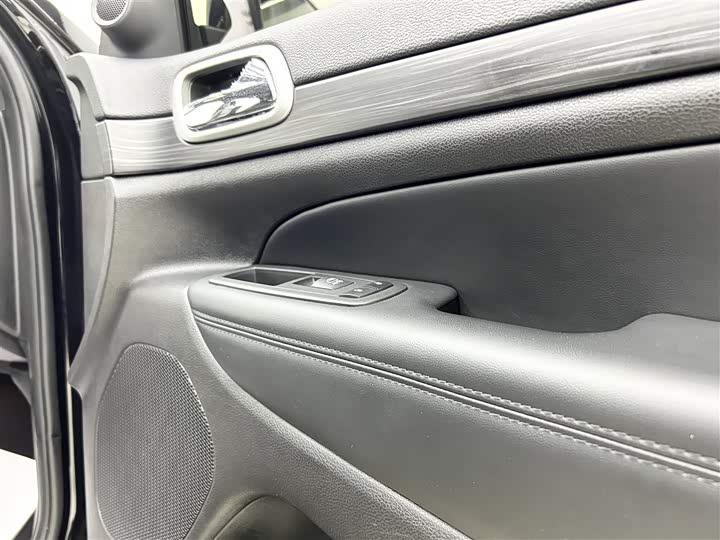 Фото 9 - Jeep Grand Cherokee