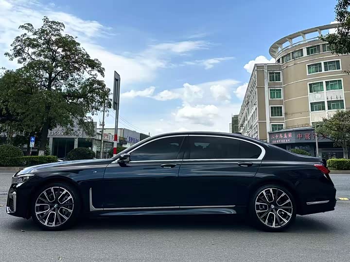 Фото 3 - BMW 7 Series