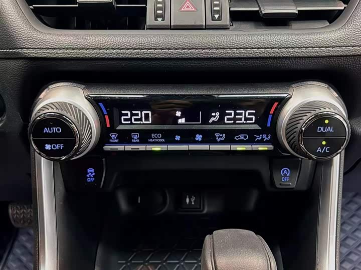 Фото 15 - Toyota RAV4