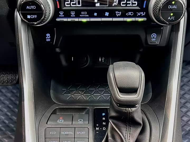 Фото 17 - Toyota RAV4