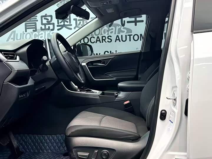 Фото 8 - Toyota RAV4