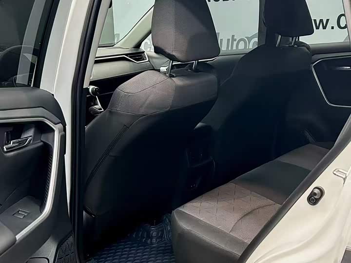 Фото 9 - Toyota RAV4