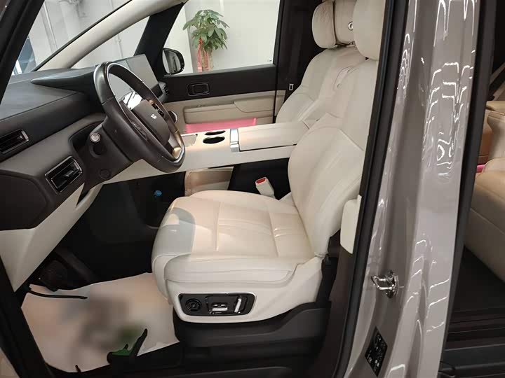 Фото 15 - LiXiang Mega