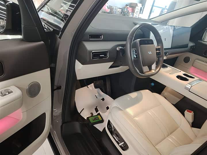 Фото 16 - LiXiang Mega