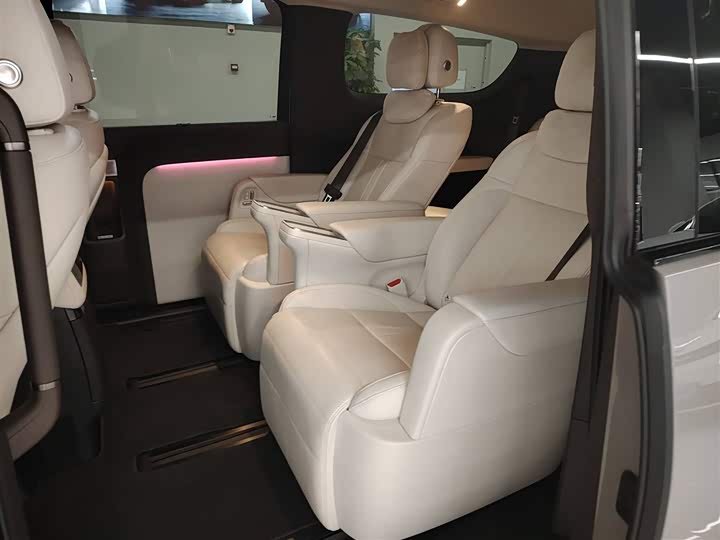 Фото 17 - LiXiang Mega