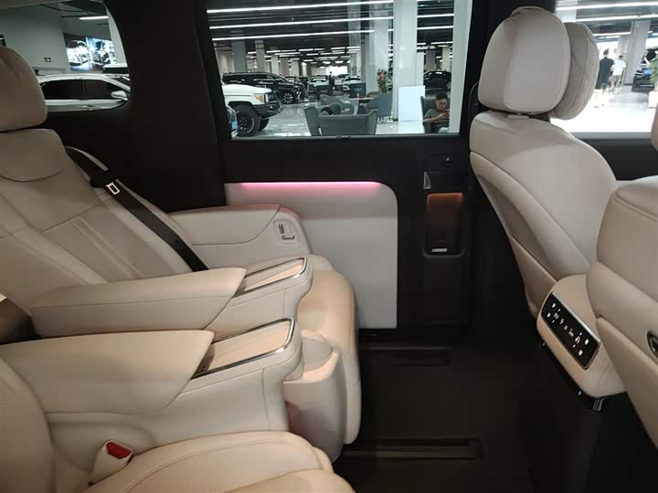 Фото 29 - LiXiang Mega