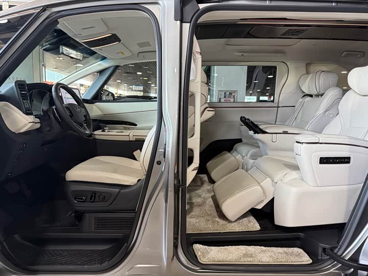 Фото 7 - Lexus LM