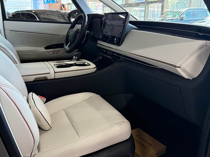 Фото 9 - Lexus LM