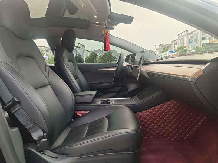 Фото 10 - Tesla Model 3