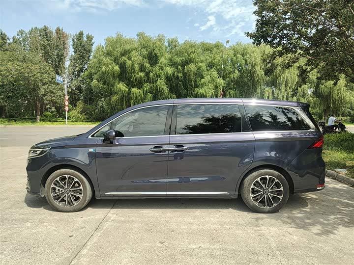 Фото 7 - Roewe iMax 8