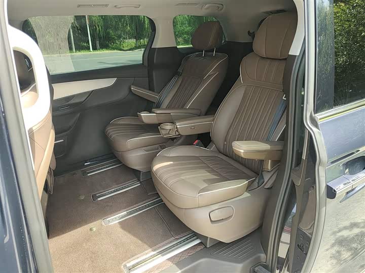 Фото 8 - Roewe iMax 8