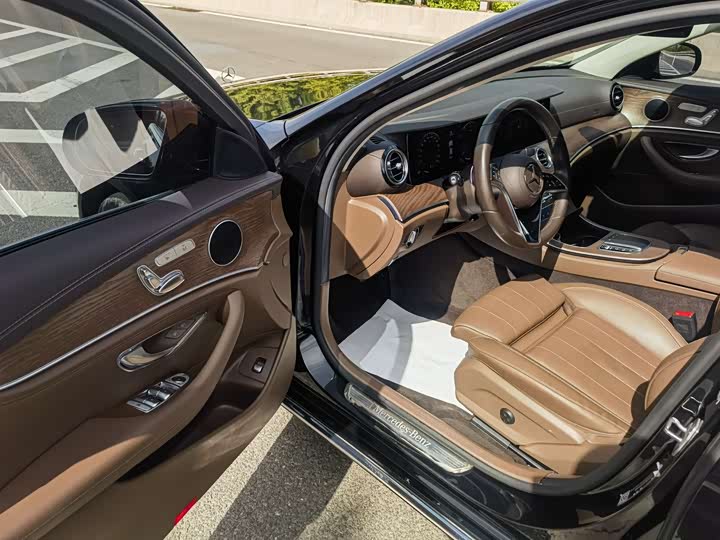 Фото 12 - Mercedes-Benz E-Class
