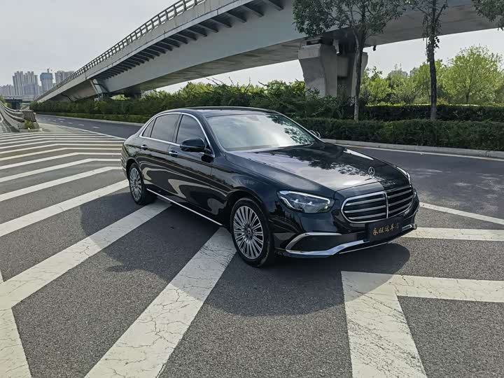 Фото 3 - Mercedes-Benz E-Class