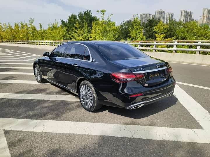 Фото 4 - Mercedes-Benz E-Class
