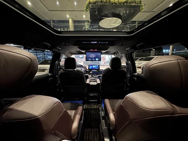 Фото 10 - Toyota Granvia