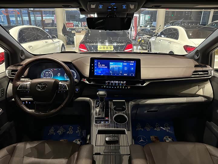 Фото 11 - Toyota Granvia