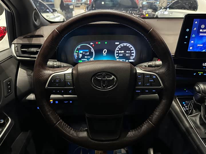 Фото 12 - Toyota Granvia