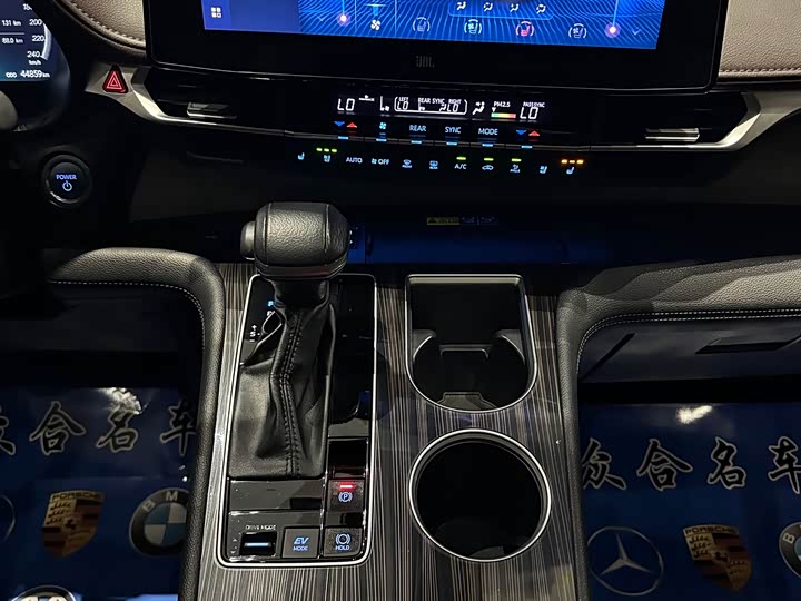 Фото 13 - Toyota Granvia